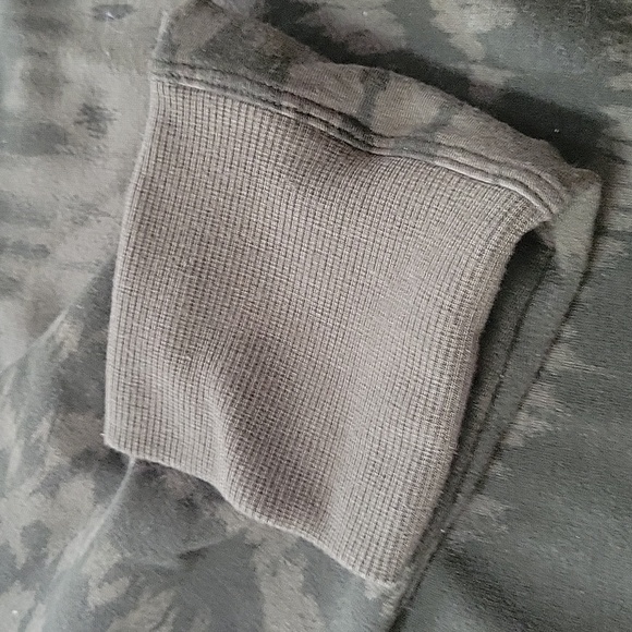 3/$12 Dark olive sweatshirt junior XL - Picture 4 of 6